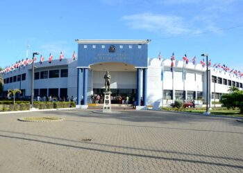 Migración cancela diez agentes y despacha a su dotación militar al encargado de la institución en Higüey