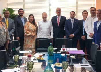 Miguel Ceara Hatton resalta la importancia del plan de reforestación durante un encuentro con empresarios