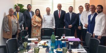 Miguel Ceara Hatton resalta la importancia del plan de reforestación durante un encuentro con empresarios