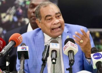 Orlando Espinosa declina sus aspiraciones y apoya a Elvis Rosario