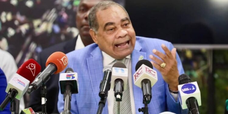 Orlando Espinosa declina sus aspiraciones y apoya a Elvis Rosario