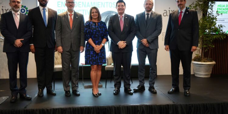 AIRD y MICM promueven encadenamientos productivos entre manufactura local y regímenes especiales