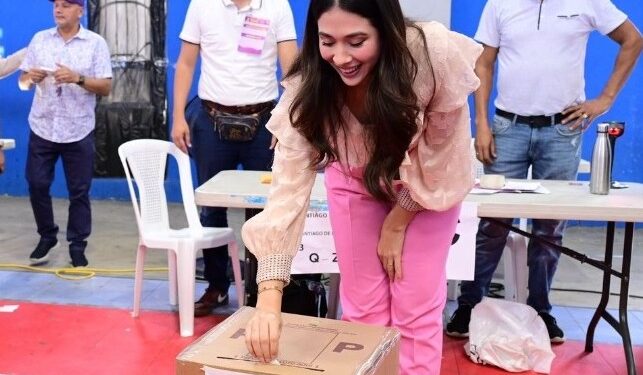 Nahiony Reyes vota en asamblea del PLD en Santiago