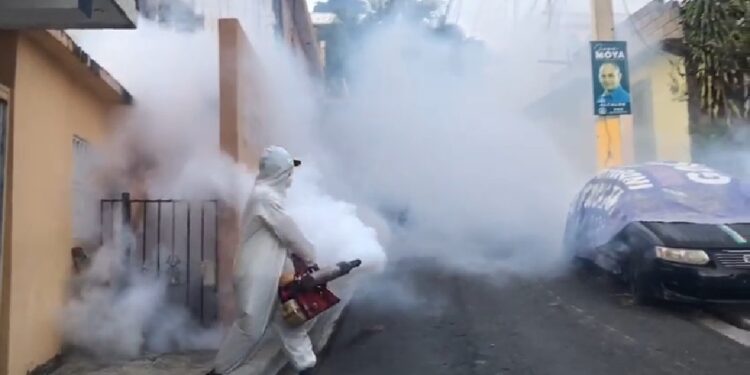Salud Pública continúa Jornada de "Acción Contra el Dengue"  en SDO