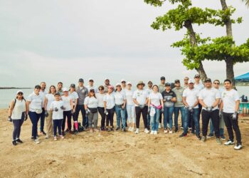 Motor Crédito y Fundación Vida Azul limpian la playa Montesinos