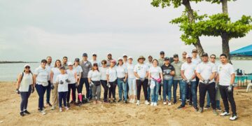 Motor Crédito y Fundación Vida Azul limpian la playa Montesinos