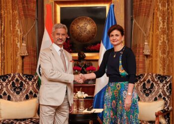 Vicepresidenta llega a la India e inicia de inmediato su agenda