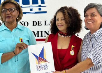 Entregan medalla a presidenta de Fundacot
