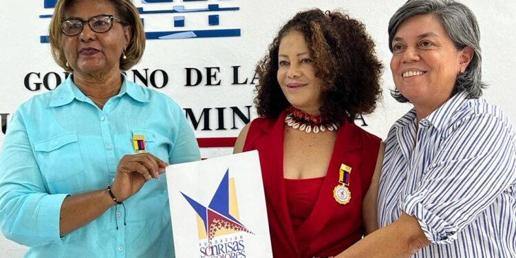 Entregan medalla a presidenta de Fundacot