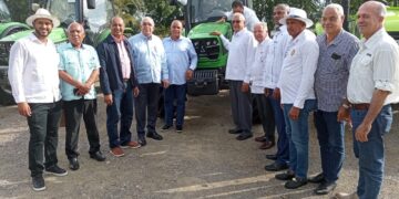 Agricultura entrega cuatro tractores para apoyar a productores de tabaco