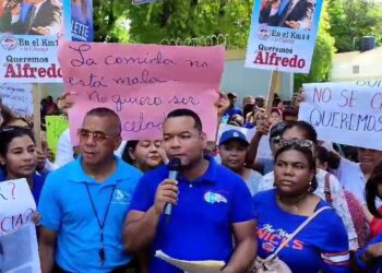 Docentes en SDO exigen reposición de director y defienden calidad educativa