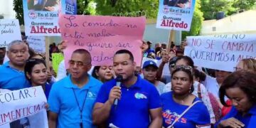 Docentes en SDO exigen reposición de director y defienden calidad educativa