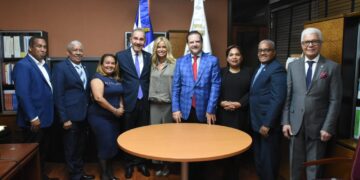MESCYT y Universidad de Santander suscriben convenio para dotar de 50 mil becas a docentes dominicanos