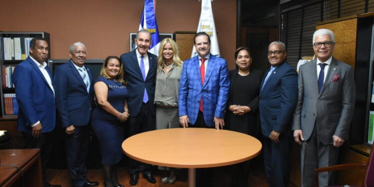 MESCYT y Universidad de Santander suscriben convenio para dotar de 50 mil becas a docentes dominicanos