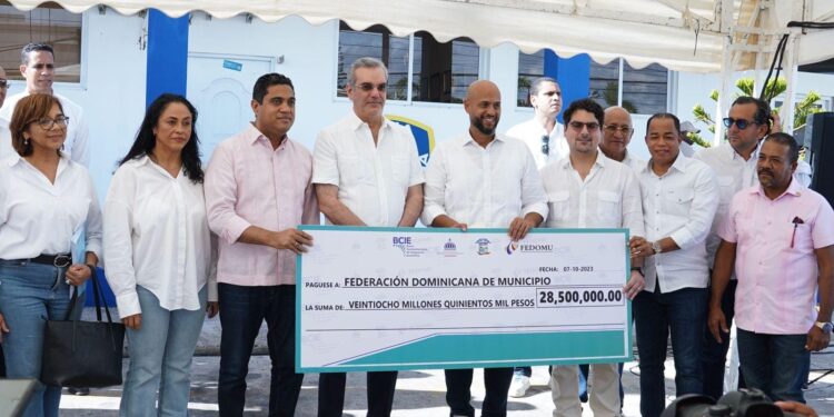 BCEI dona US$500 mil a Fedomu para apoyar víctimas de tormenta Franklin en Nagua
