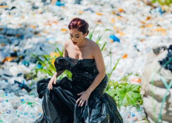 Precandidata a diputada Fuerza del Pueblo, Noribel Uceta,  utiliza vestido de materiales reciclables