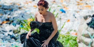 Precandidata a diputada Fuerza del Pueblo, Noribel Uceta,  utiliza vestido de materiales reciclables