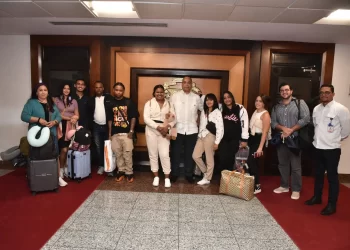 Llegan al país dominicanos que estaban en Israel