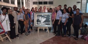 Maquillista de las estrellas recibe obra en puntillismo en Exhibición de Arte Emocional Contextos