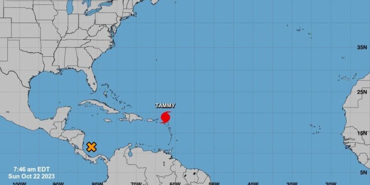 El huracán Tammy se aleja del Caribe sin nuevas amenazas en tierra