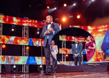 Fundación GBC recibe reconocimiento en premios Glamour Music Awards por sus aportes al país