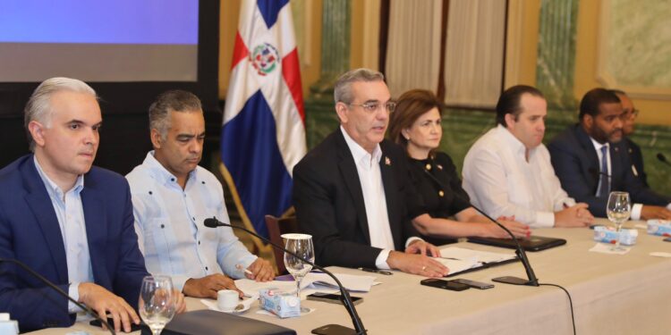 Presidente Abinader firma pacto de nación por crisis Haití