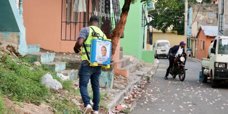Luis Alberto incrementa operativos de fumigación ante descontrolado brote del Dengue