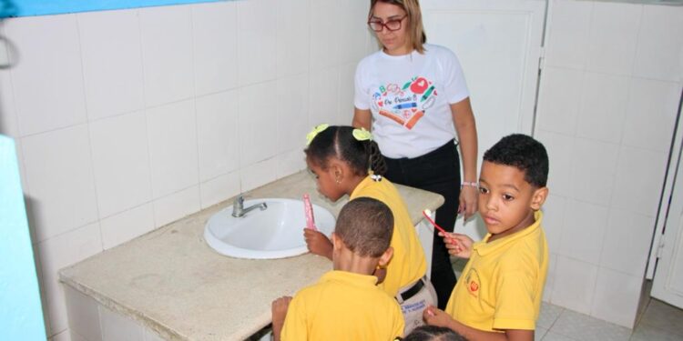 El SRSM capacita a estudiantes sobre la importancia del cepillado