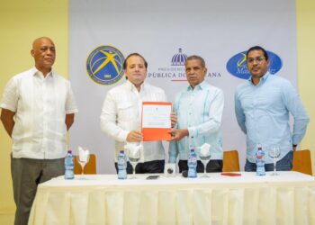 Paliza entrega 20 MM para remodelación del Centro Cultural y área de Salud de la Fundación Mauricio Báez