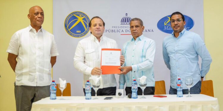 Paliza entrega 20 MM para remodelación del Centro Cultural y área de Salud de la Fundación Mauricio Báez