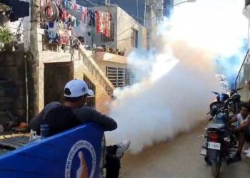 Realizan jornada de fumigación y distribuye mosquiteros para combatir el dengue en el Gran Santo Domingo