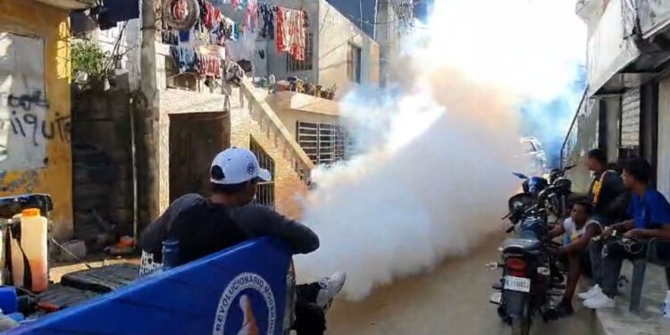 Realizan jornada de fumigación y distribuye mosquiteros para combatir el dengue en el Gran Santo Domingo