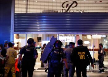 Menor de 14 años mató a tres personas en un centro comercial de Bangkok