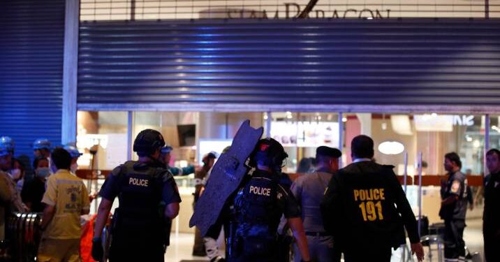 Menor de 14 años mató a tres personas en un centro comercial de Bangkok