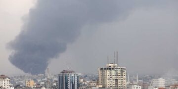 Israel corta totalmente el suministro de electricidad, alimentos y combustible a Gaza