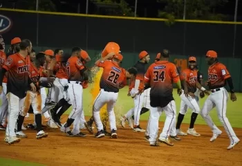 Toros vencen a las Águilas en 10 entradas