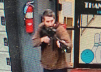 Autoridades buscan a sospechoso de tiroteos masivos en Maine