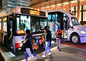 Nueva York ofrece vuelos gratuitos a inmigrantes que quieran abandonar la ciudad