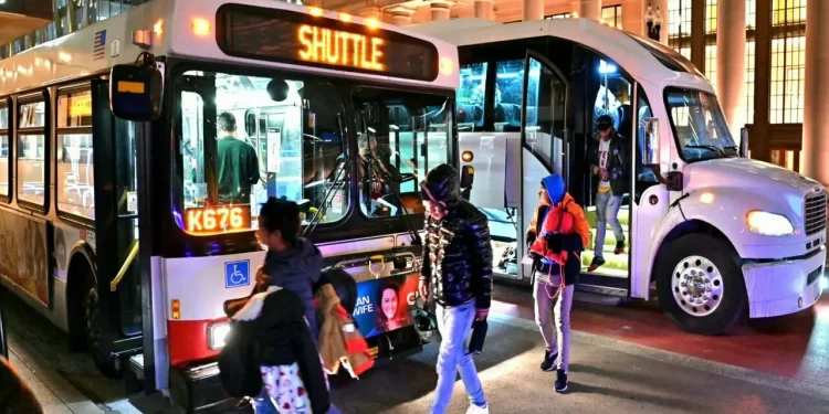 Nueva York ofrece vuelos gratuitos a inmigrantes que quieran abandonar la ciudad