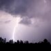 Aguaceros, tormentas eléctricas y ráfagas de viento en la tarde por vaguada