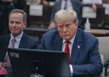 Juez ordena a Trump informar a una supervisora si quiere abrir negocios o transferir activos