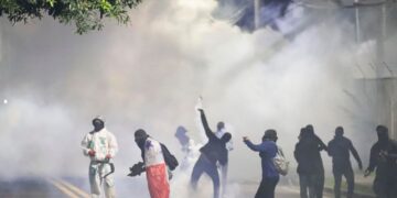 Al menos 878 arrestos y 39 policías heridos durante las protestas antiminería en Panamá