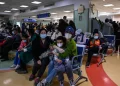 El brote de enfermedades respiratorias en China podría durar dos semanas más, según expertos