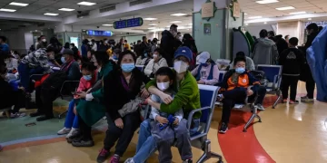 El brote de enfermedades respiratorias en China podría durar dos semanas más, según expertos