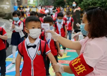 La OMS en alerta por brotes de neumonía no diagnosticada en China que afecta a los niños