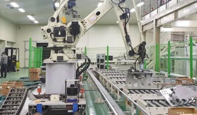 Muere un trabajador aplastado por un robot que lo confundió con una caja