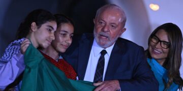 Lula recibió en Brasil a 32 connacionales que salieron de Gaza