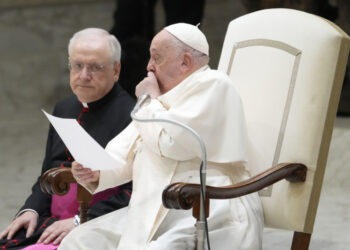 El papa dice que sufre "una bronquitis muy aguda, infecciosa", pero que ya no tiene fiebre