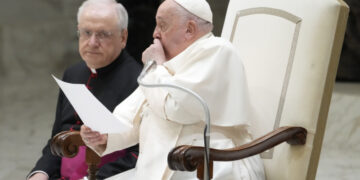 El papa dice que sufre "una bronquitis muy aguda, infecciosa", pero que ya no tiene fiebre