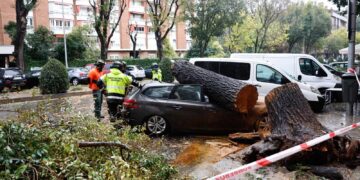 Toda España, salvo Canarias, en alerta por lluvias, olas o viento y Galicia en rojo